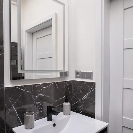 Male Namesti, Hotel apartamentowy 3*