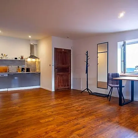 Male Namesti, Hotel apartamentowy 3*
